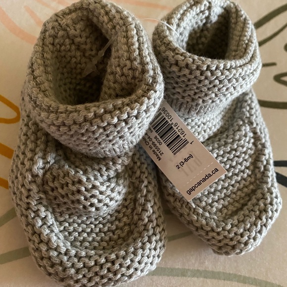 Baby Gap Gray Knit Booties Size 3-6 months New - Picture 2 of 2